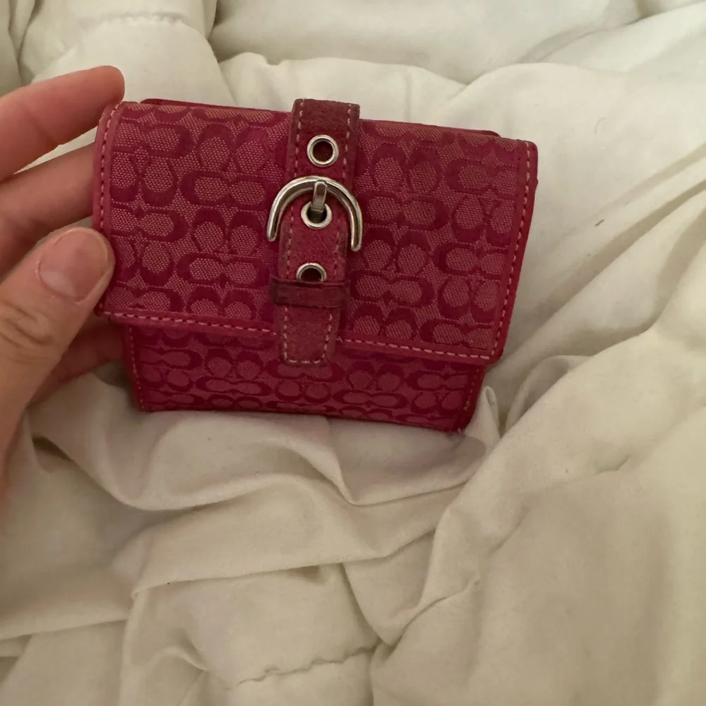 Pink bifold coach wallet - Picture 7 of 9